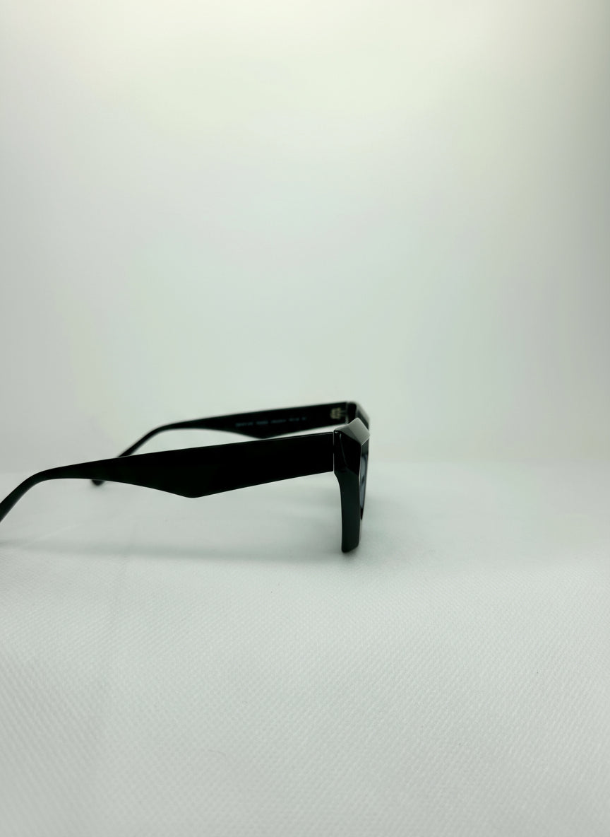 Aruba Noir – Black Sharp-Edged Cat Eye