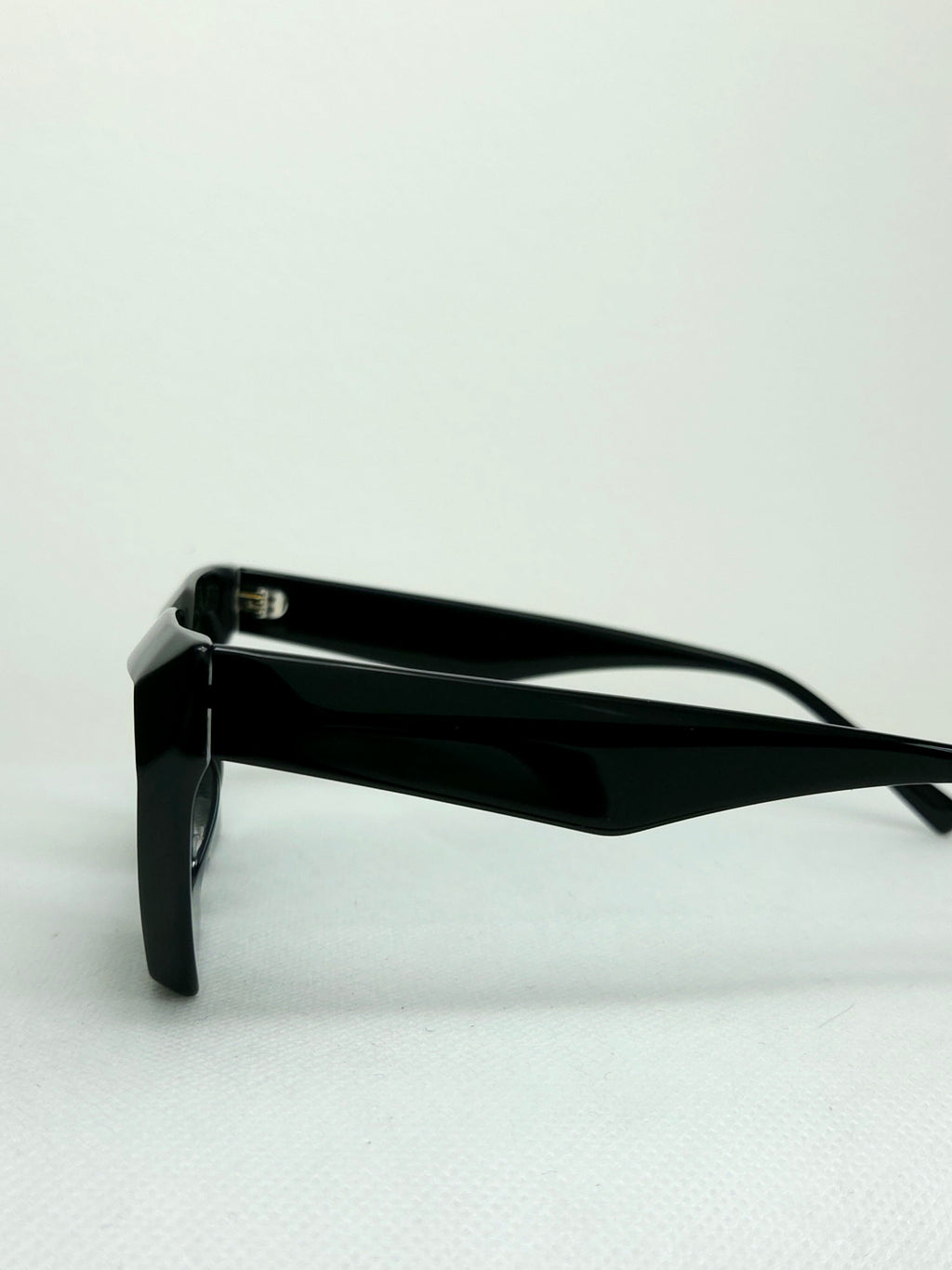 Aruba Noir – Black Sharp-Edged Cat Eye