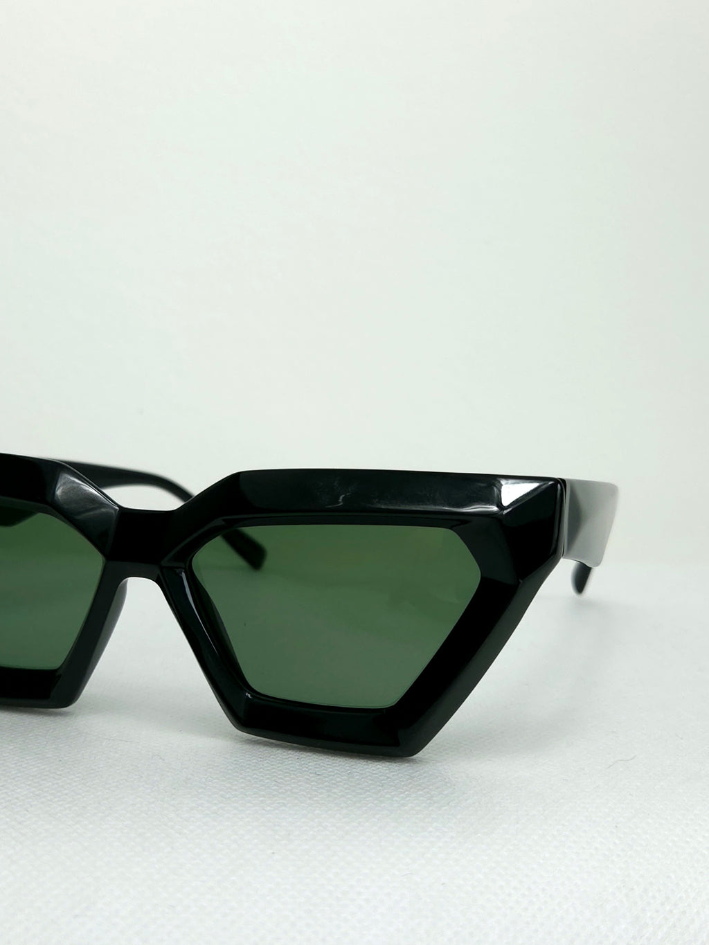 Aruba Noir – Black Sharp-Edged Cat Eye