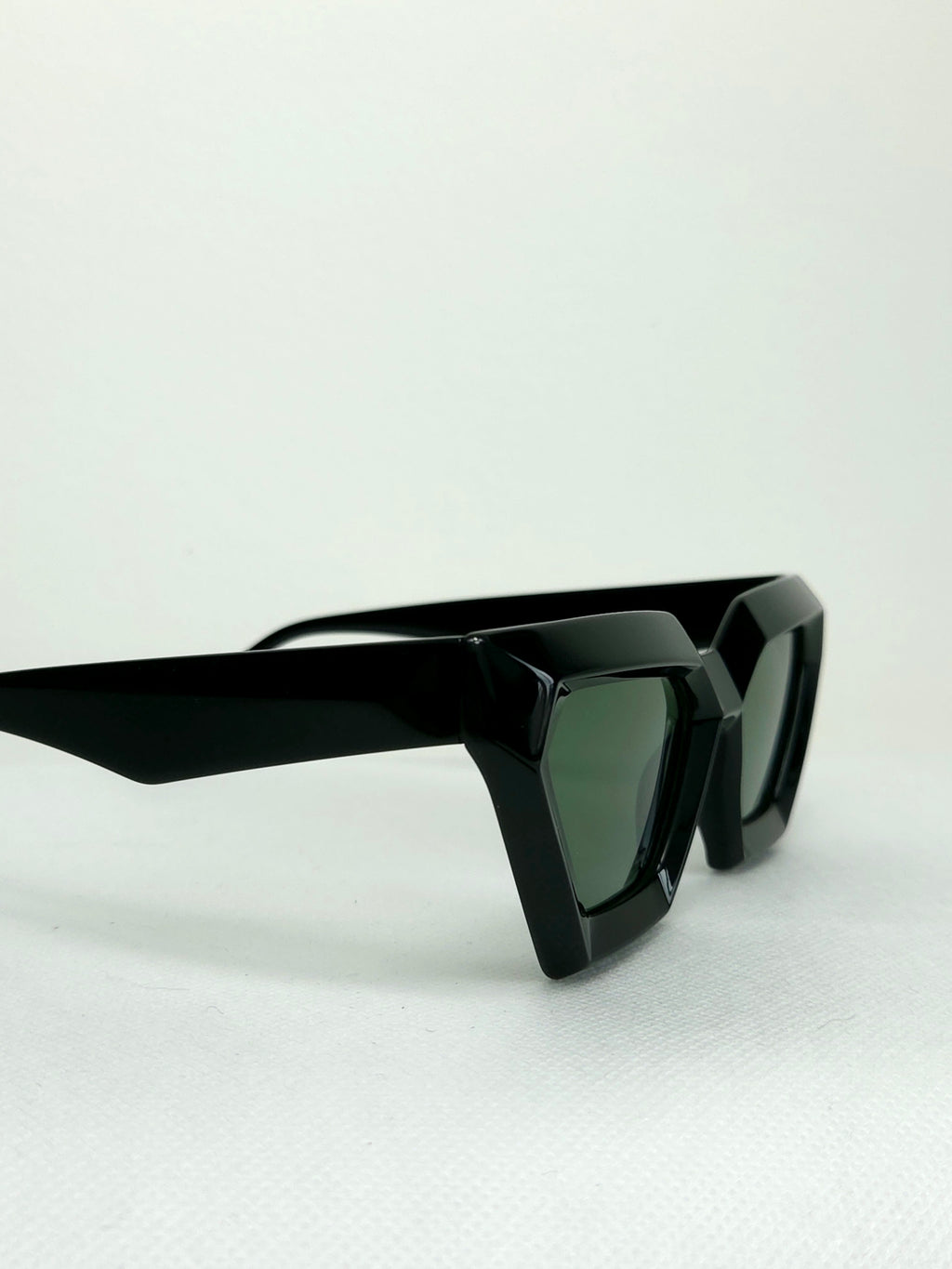 Aruba Noir – Black Sharp-Edged Cat Eye